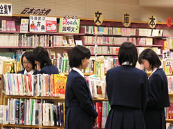 東京純心女子中学校・高等学校　図書館