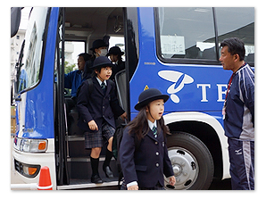 帝京大学小学校：バス