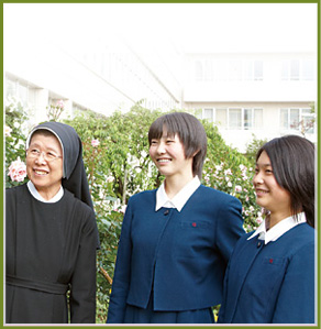 写真：東京純心女子中学校・高等学校　校長先生と生徒