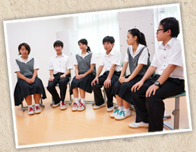 写真：千葉明徳中学校の生徒インタビュー