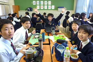 聖徳学園中学・高等学校　昼食風景