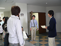 学校内を案内するのは生徒！