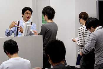 講義終了後、塾生からの質問受けの様子